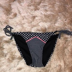 String printed bikini bottoms